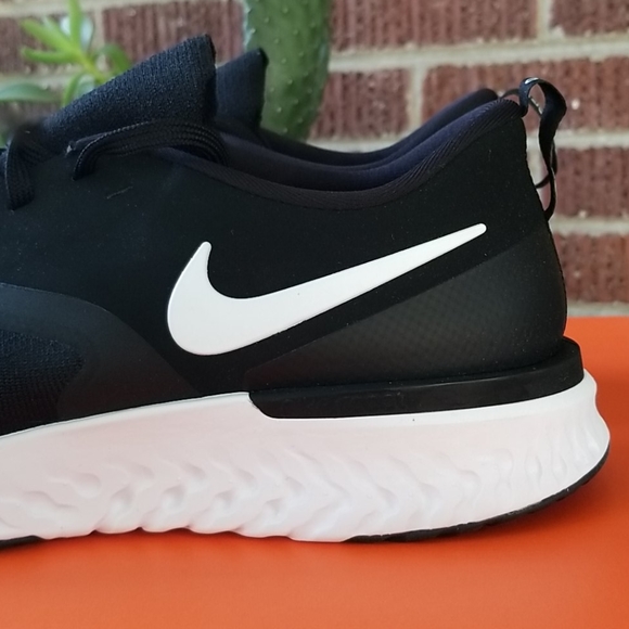 Odyssey React Flyknit Black / White Run / Walking - Picture 6 of 7